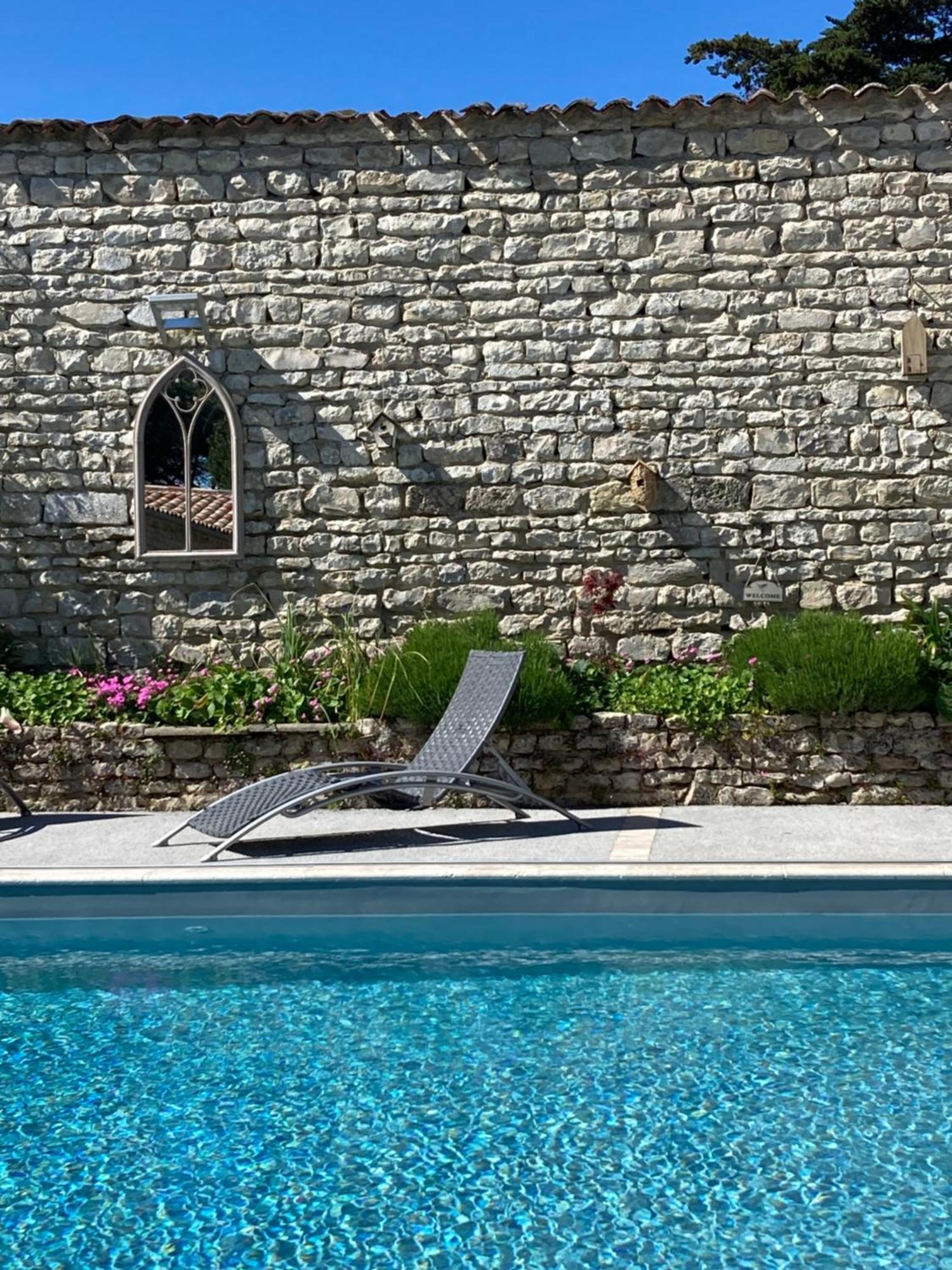 Villa Del Re 3 Face A La Piscine La Flotte Luaran gambar